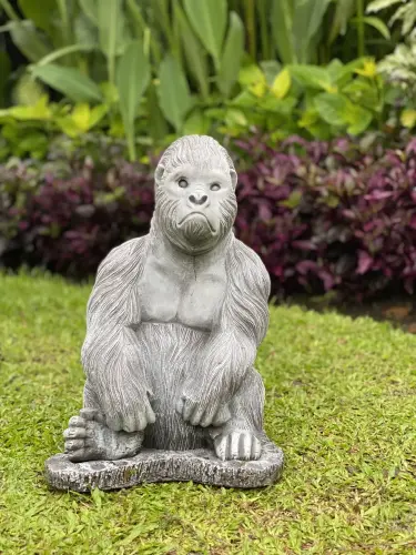 Artikelbild des Artikels “Barney - Gorilla, sitzend, auf Sockel, 40 cm H | Steinguss “